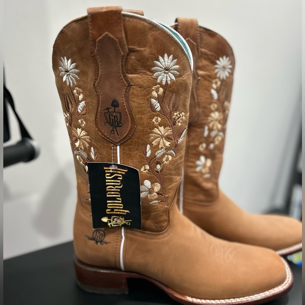 Goldrush Women Western Boots brand new, Light brown w embroidered floral design